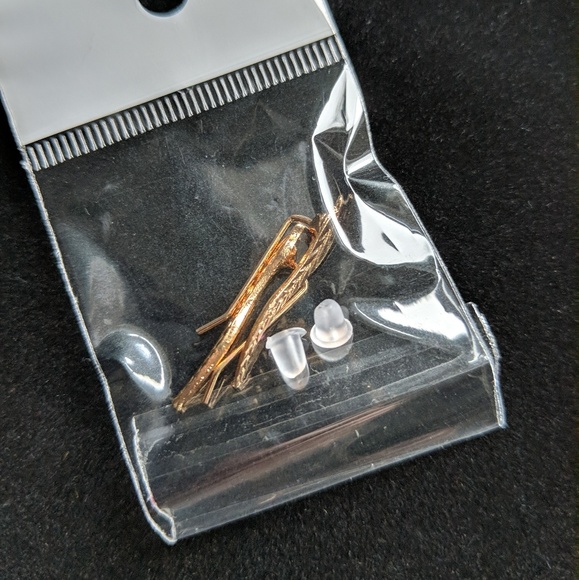 ❄️Removing 1/1❄️NWT Feather Boho Ear Climbers - Picture 3 of 3